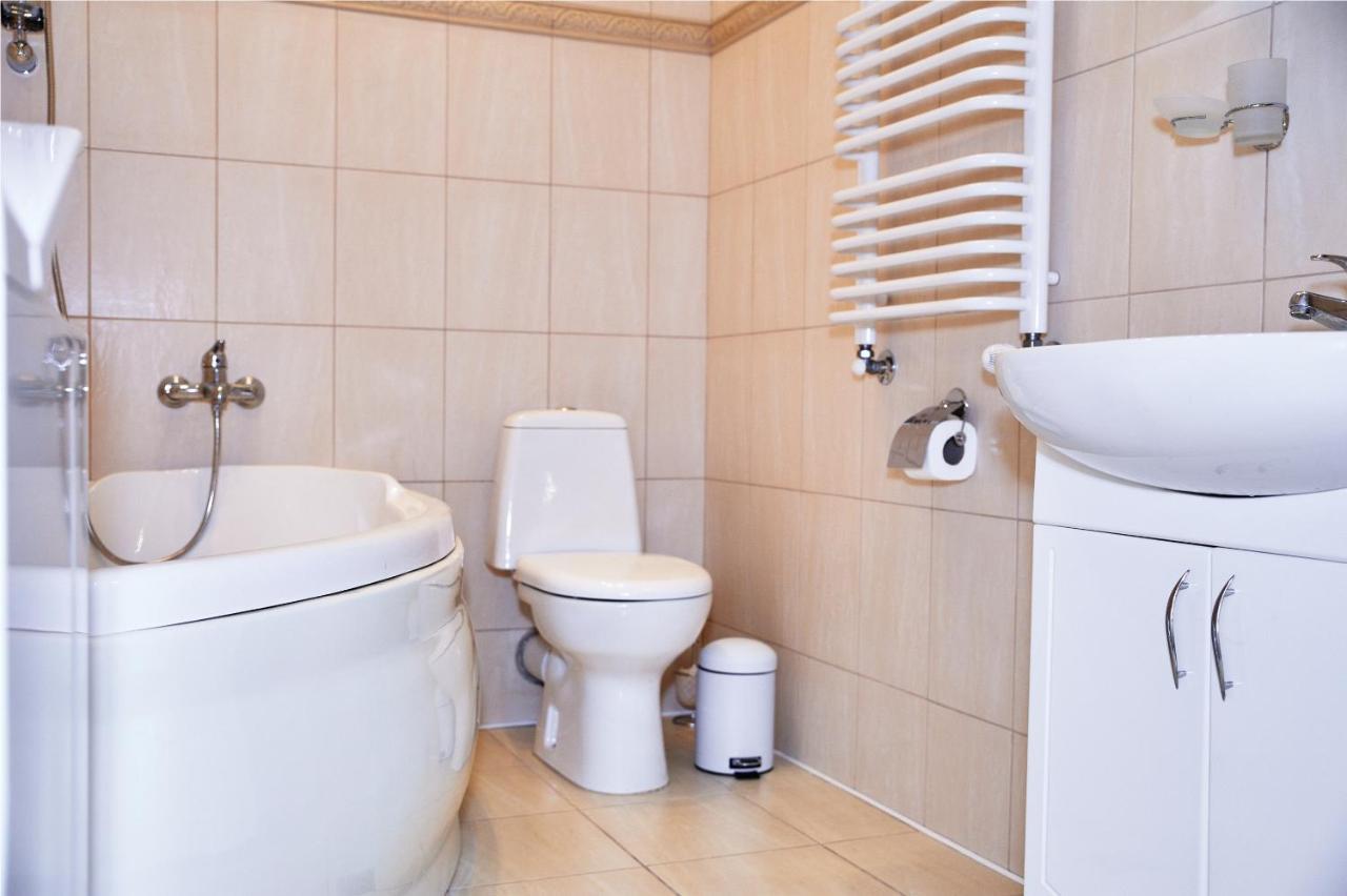 Designer Apartment In The Center Lviv Exteriör bild