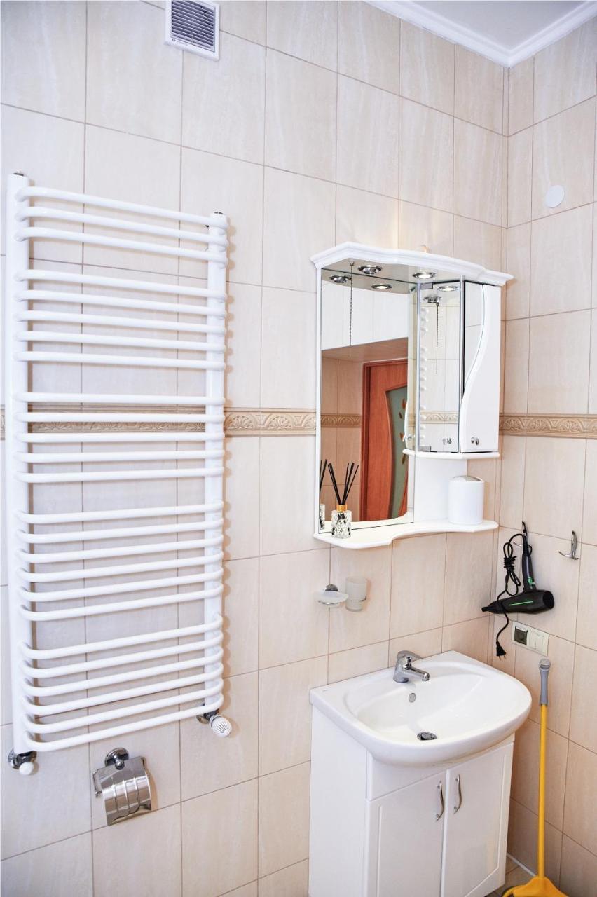 Designer Apartment In The Center Lviv Exteriör bild